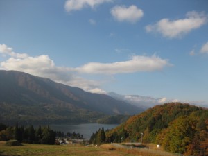 遠くの山の頂には雪が見えます！！