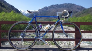 空の色と白い山とワタクシの愛車。最近この自転車の出番が多いです。