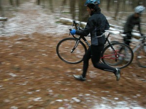 職人さんは、自転車から降りても重心を崩しません。