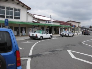 大町駅前にも、今年は雪が全然ありません。