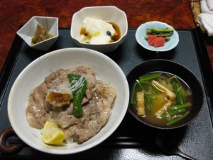 ワタクシの大好物、大町黒豚丼塩味