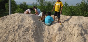 その間子どもたちは砂の山でお遊び。