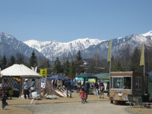 美しい北アルプス（鹿島槍・爺が岳）をバックに