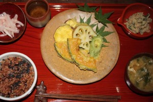 助産院のおいしい野菜中心の食事。