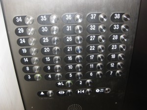 日本ではお目にかからない横並びのエレベーターボタン