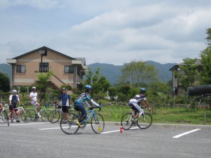 恒例八の字講習も。家でもできる練習です。