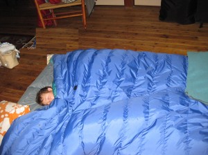 おちえさんと純はマイケル宅にお泊り。純は初の寝袋体験です。
