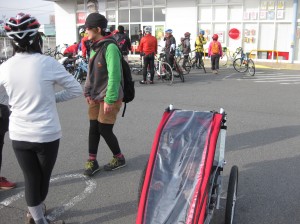 四日目、おちえさんと純は、chariotを引いてサイクリング。