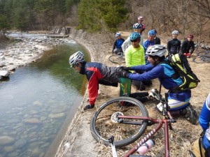 短いトップチューブの自転車体験中・・