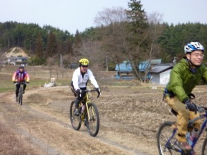 道は整備された舗装の上だけではありませんよ。