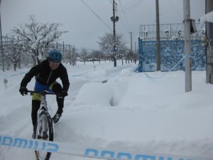 カーブで足を止めたらぶっ飛びます。